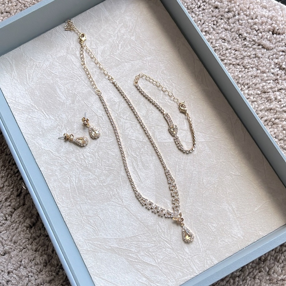Elegant Gold Jewelry Set with Necklace, Bracelet, and Earrings (costume jewelry)